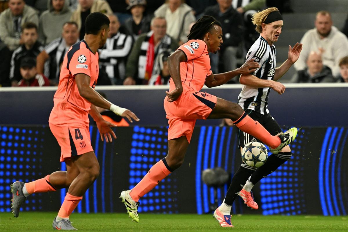 لاعب نيوكاسل يكشف سبب السقوط بثنائية أمام برشلونة في دوري أبطال أوروبا