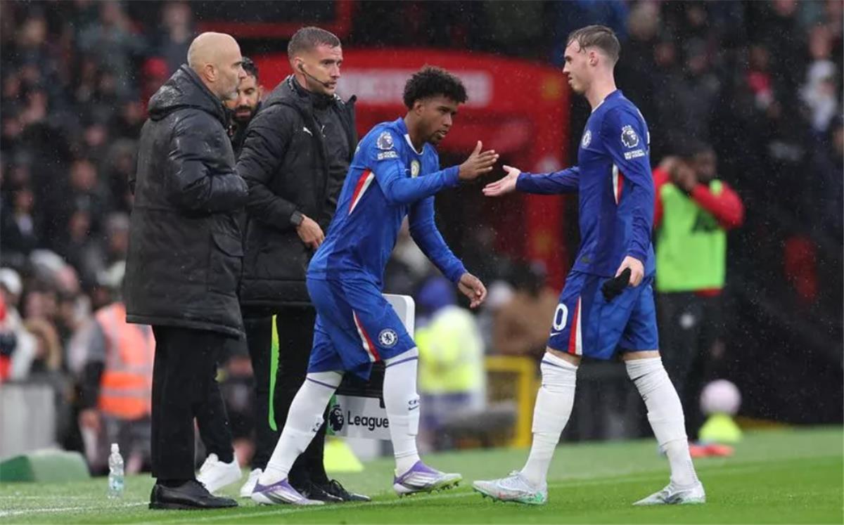 ماريسكا: البطاقات الحمراء غيرت مباراة مانشستر يونايتد.. واستبدلت بالمر مبكرًا لهذا السبب