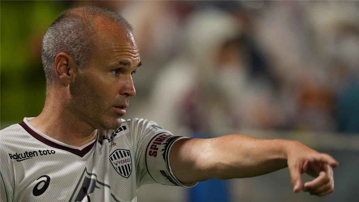 إنيستا يحدد اللاعب الأحق بالفوز بجائزة الكرة الذهبية 2025