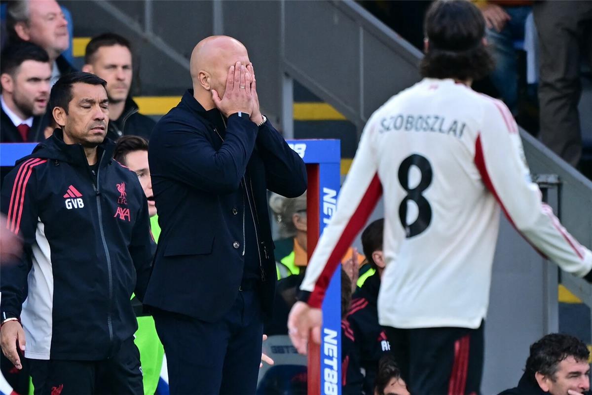 سلوت يلوم لاعب ليفربول بعد السقوط أمام كريستال بالاس: خسرنا بسبب تصرفه