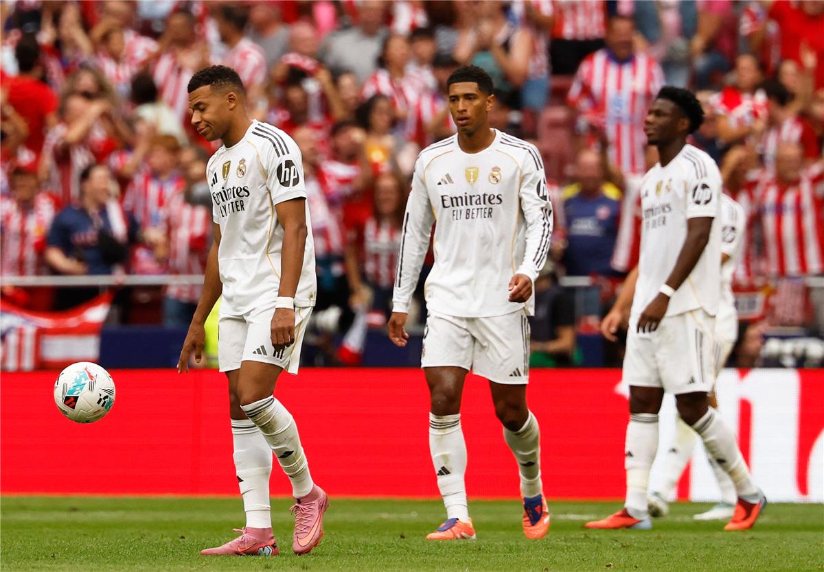 صحفي إسباني: تقنية الفيديو توقفت 3 مرات وأضرت ريال مدريد أمام أتلتيكو