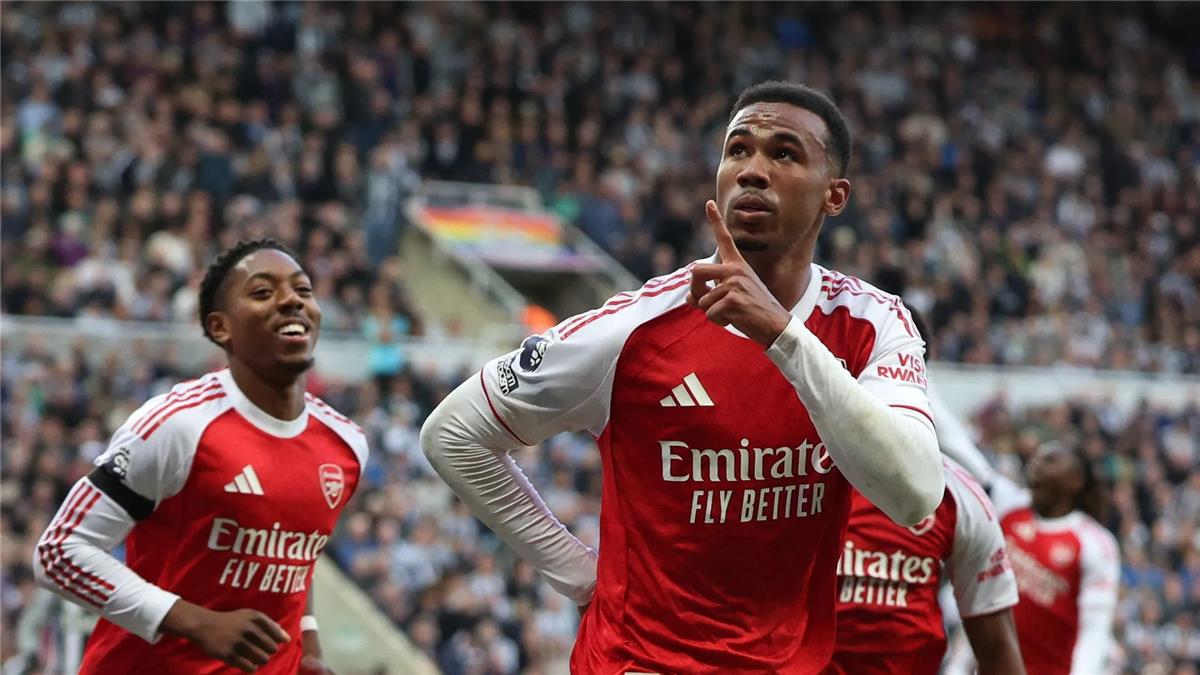 فيديو | آرسنال يقبل هدية ليفربول ويخطف فوزًا قاتلًا أمام نيوكاسل في الدوري الإنجليزي