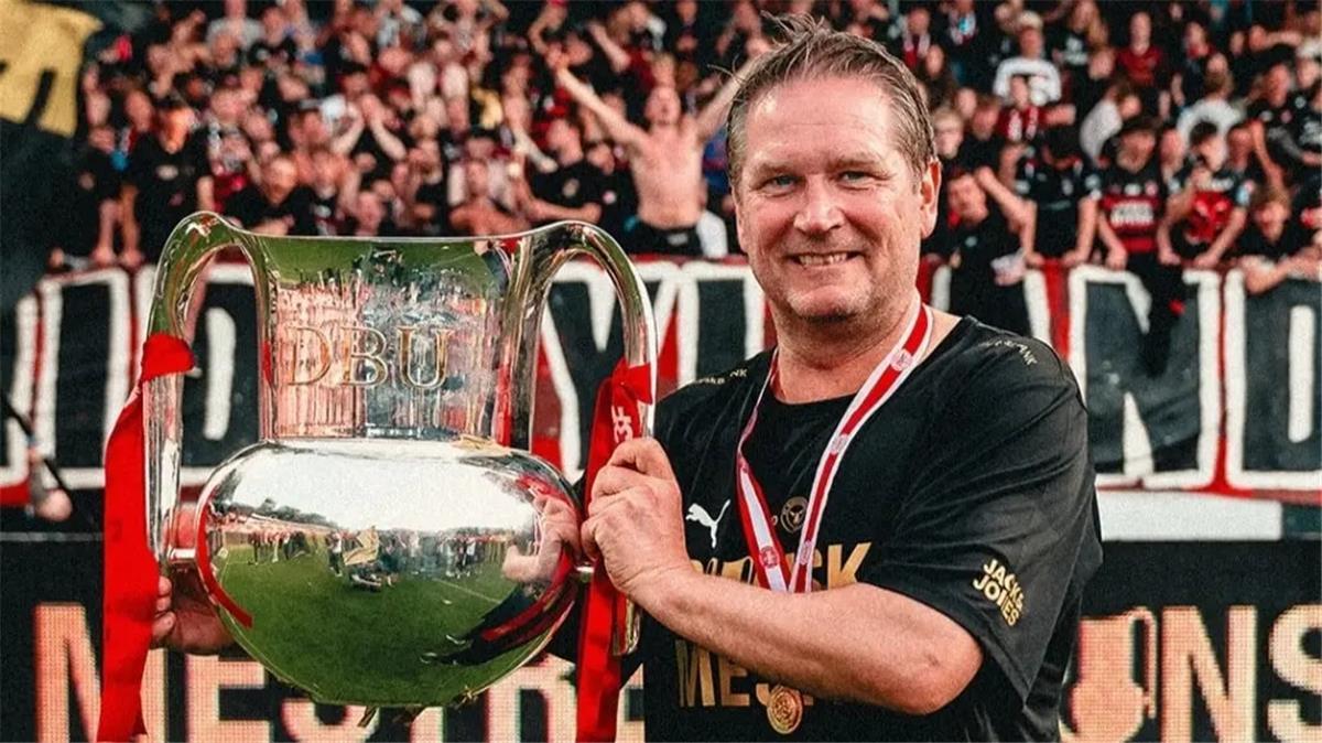 بعد ارتباطه بـ الأهلي.. رئيس بوجون البولندي يحسم الجدل حول التعاقد مع توماس توماسبيرج