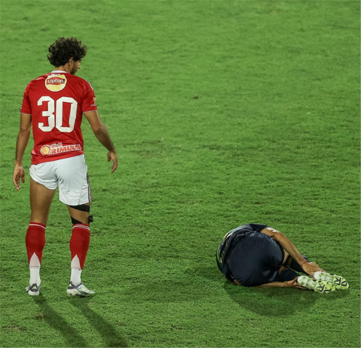 لاعب الزمالك يغادر مباراة القمة أمام الأهلي مصابًا