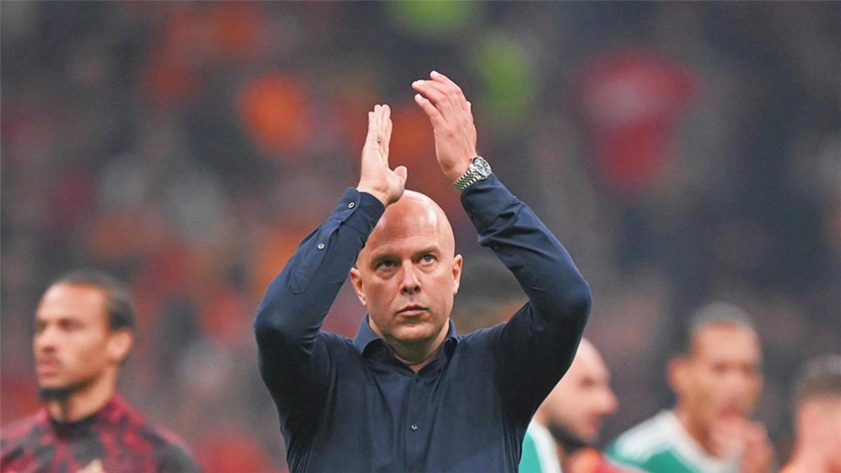 سلوت يرفض لوم نفسه بعد قراره تجاه محمد صلاح رغم هزيمة ليفربول أمام جالطة سراي