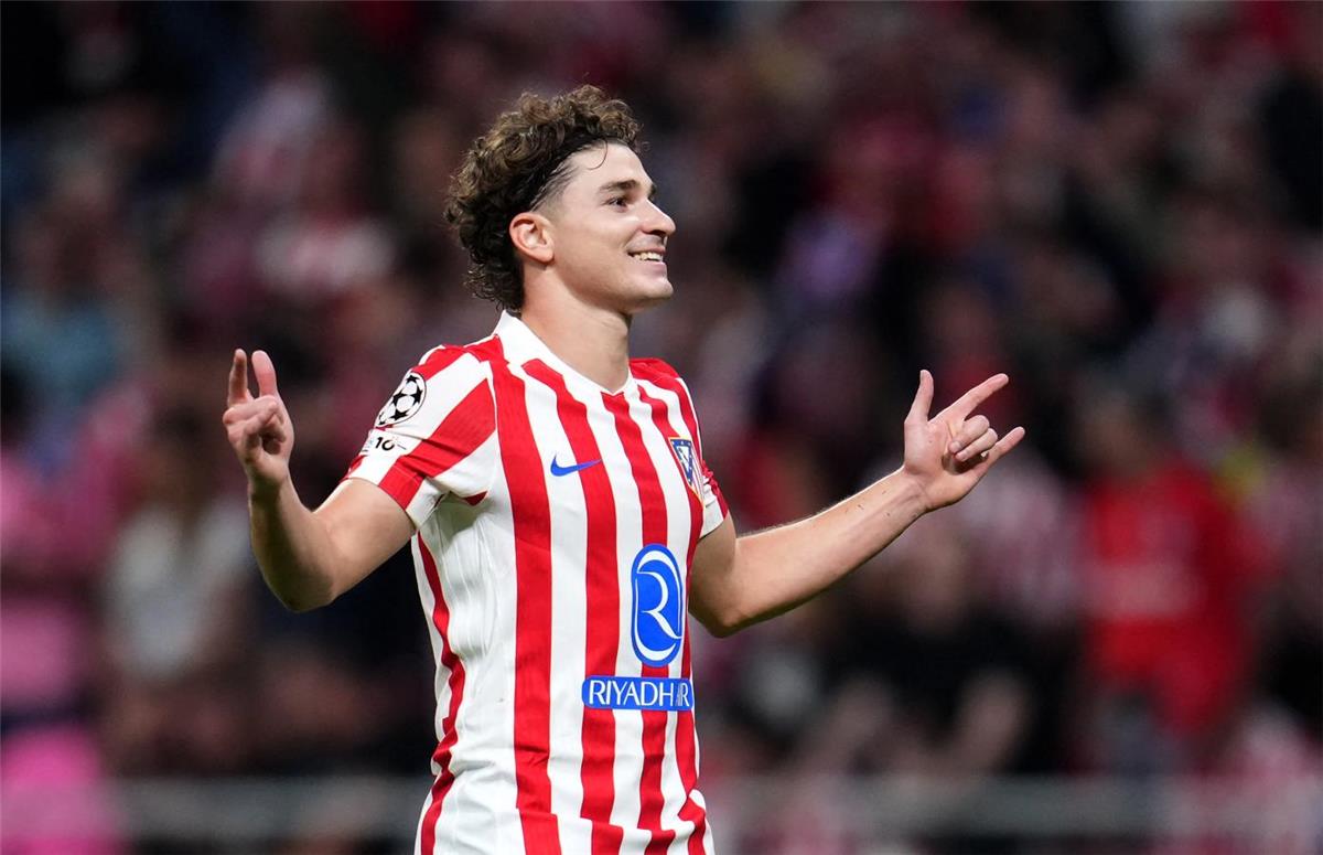 ألفاريز يكسر صمته ويعلق على شائعات انتقاله إلى برشلونة