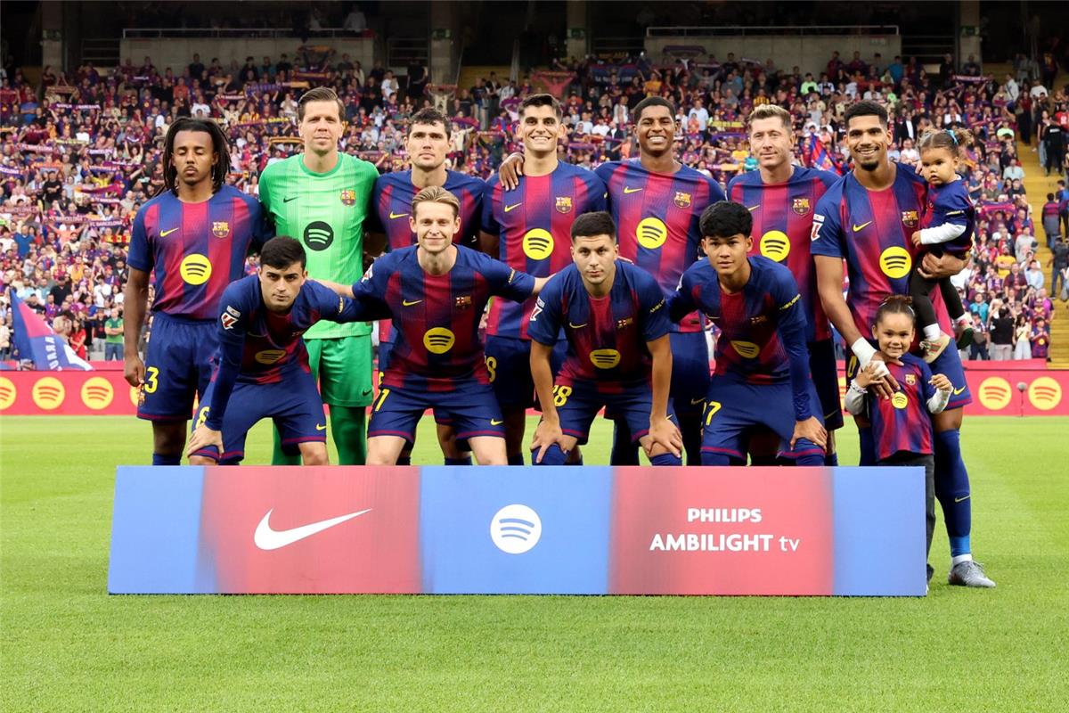 فليك يعلن تشكيل برشلونة أمام باريس سان جيرمان.. موقف ليفاندوفسكي