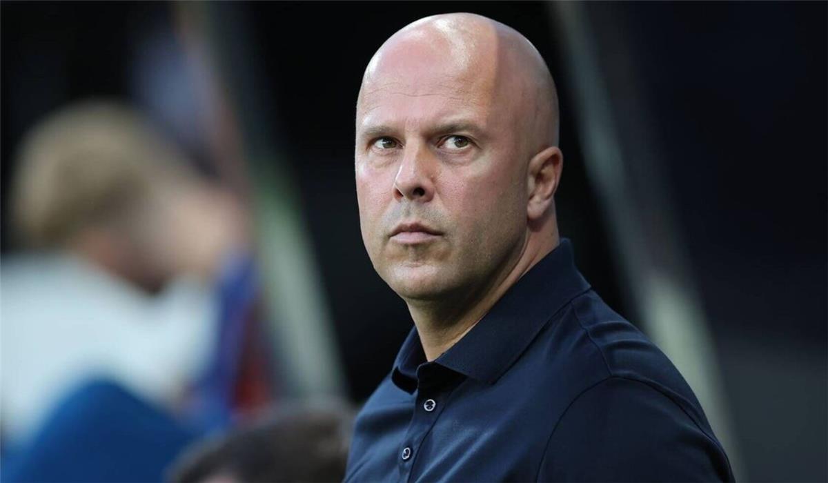 سلوت يبرر هزائم ليفربول المتتالية ويثير الشكوك حول إصابة لاعبه أمام تشيلسي