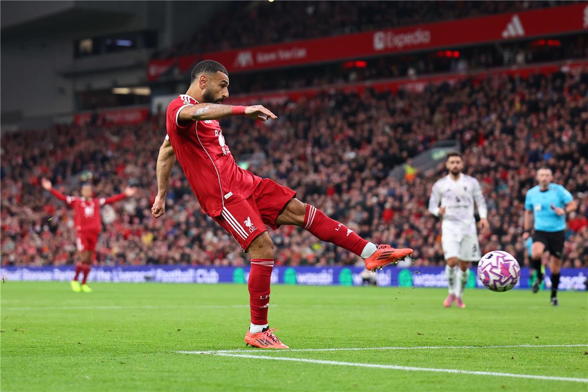 سلوت يبرر استبدال محمد صلاح في مباراة ليفربول ومانشستر يونايتد: لست معتادًا منه على ذلك