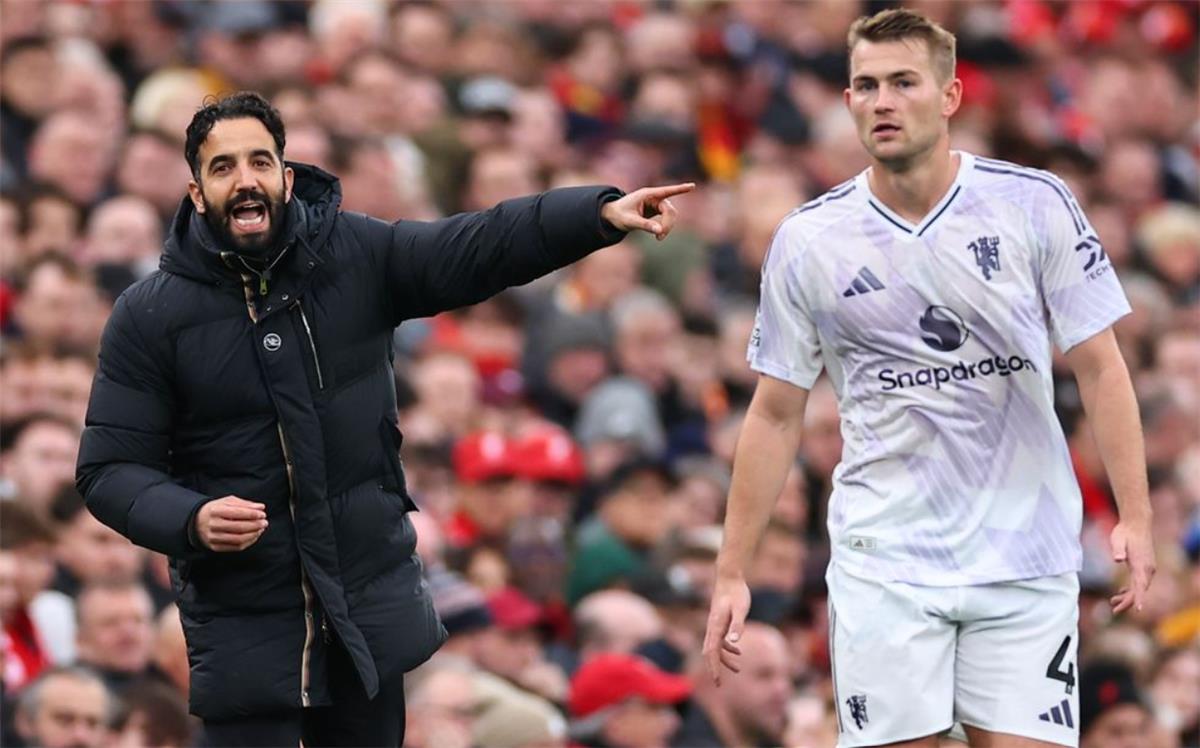 دي ليخت: ثنائي ليفربول نقطة ضعف استغلها مانشستر يونايتد 