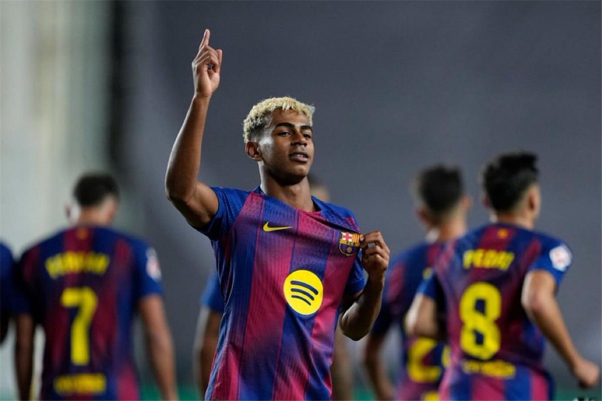 فيديو | لامين يامال يسجل هدف برشلونة الثالث أمام أولمبياكوس 