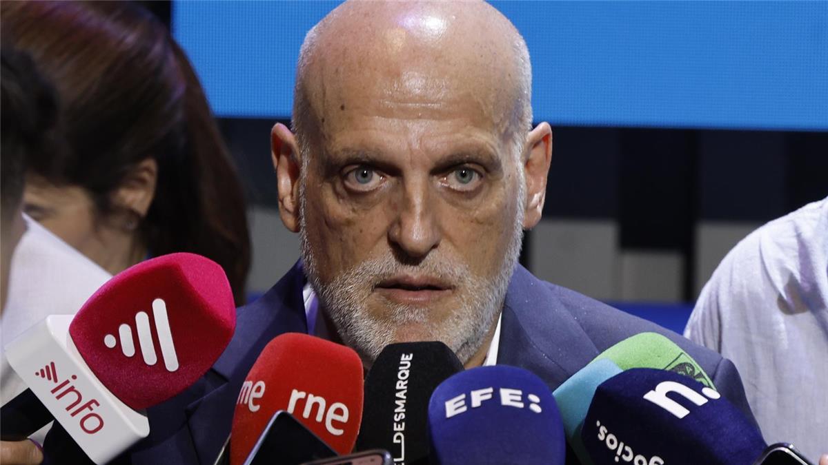 تيباس ينفجر بعد إلغاء مباراة برشلونة في أمريكا: يتحدثون عن النزاهة وهم يضغطون الحكام