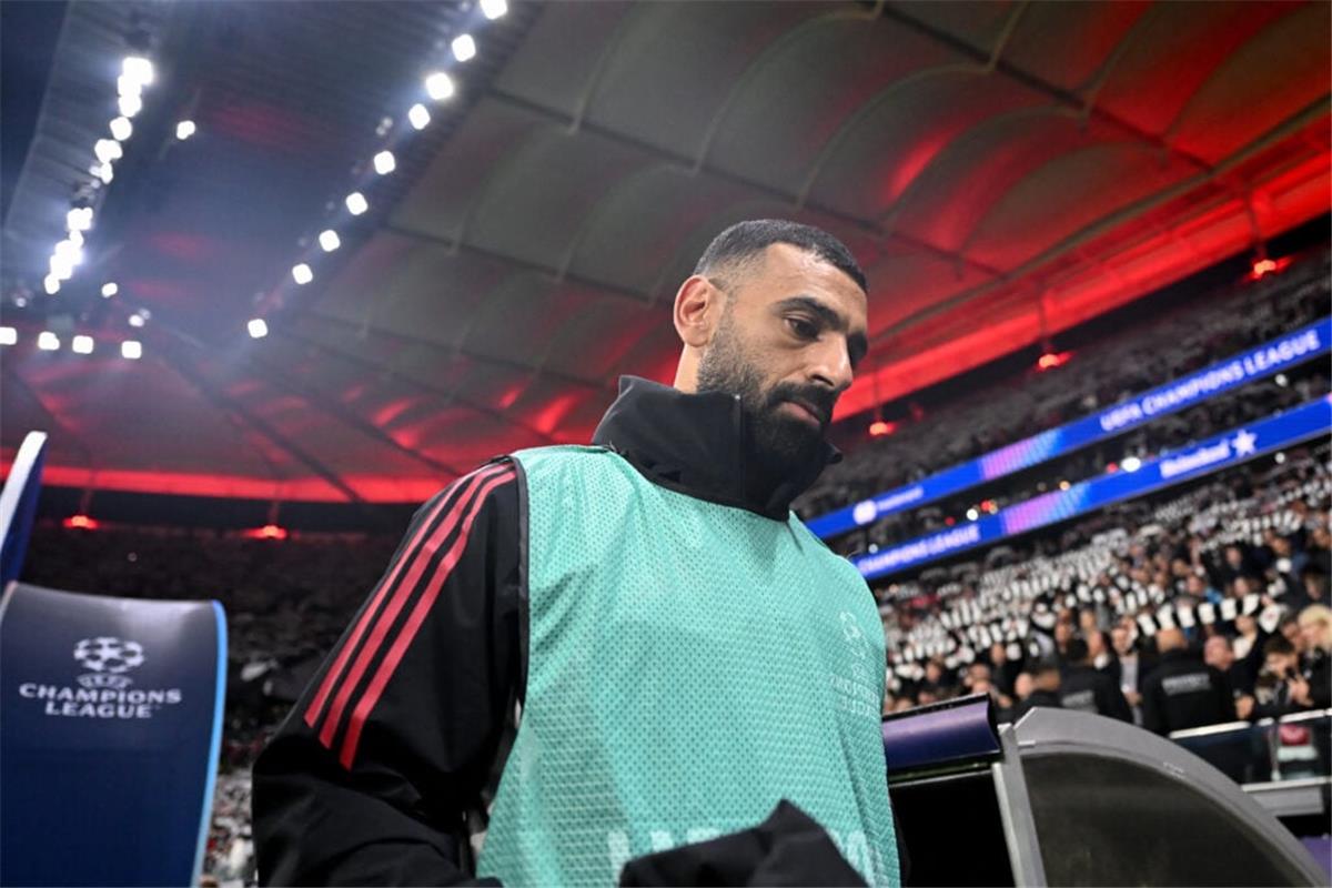 محمد صلاح يثير الجدل بتصرفه بعد مباراة ليفربول وفرانكفورت
