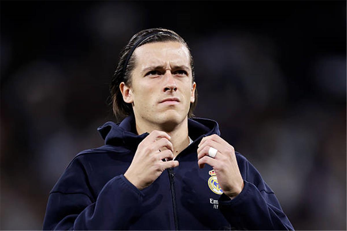 كاريراس: مباراة الكلاسيكو يحلم بها كل طفل.. وأول زيارة لملعب سانتياجو برنابيو كانت خلال رحلة مدرسية 