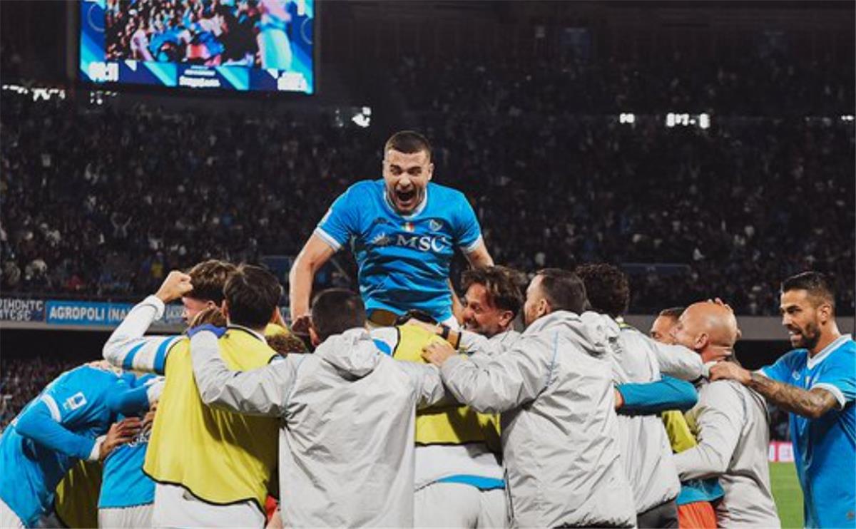 نابولي يهزم إنتر ميلان بثلاثية ويتصدر الدوري الإيطالي