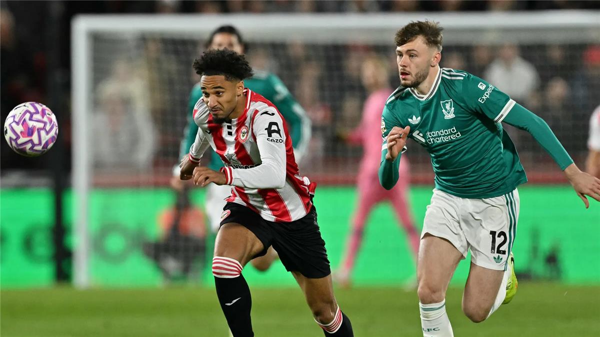 سبب تأخير انطلاق الشوط الثاني من مباراة ليفربول وبرينتفورد