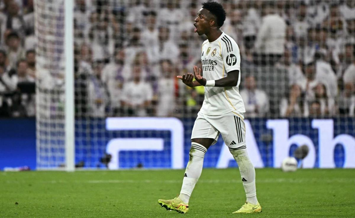 فيديو | رد فعل عصبي من فينيسيوس بعد استبداله في مباراة ريال مدريد وبرشلونة