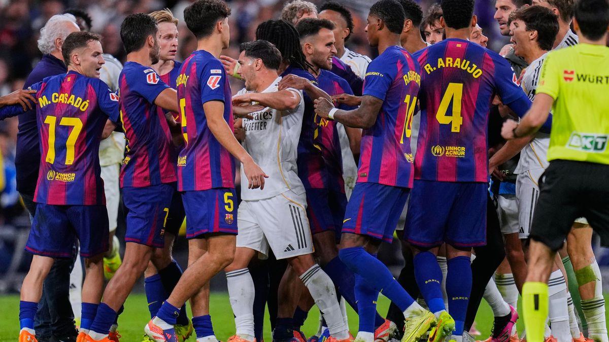 موندو تكشف عن تصرف غريب من لاعبي برشلونة في الوقت القاتل أمام ريال مدريد