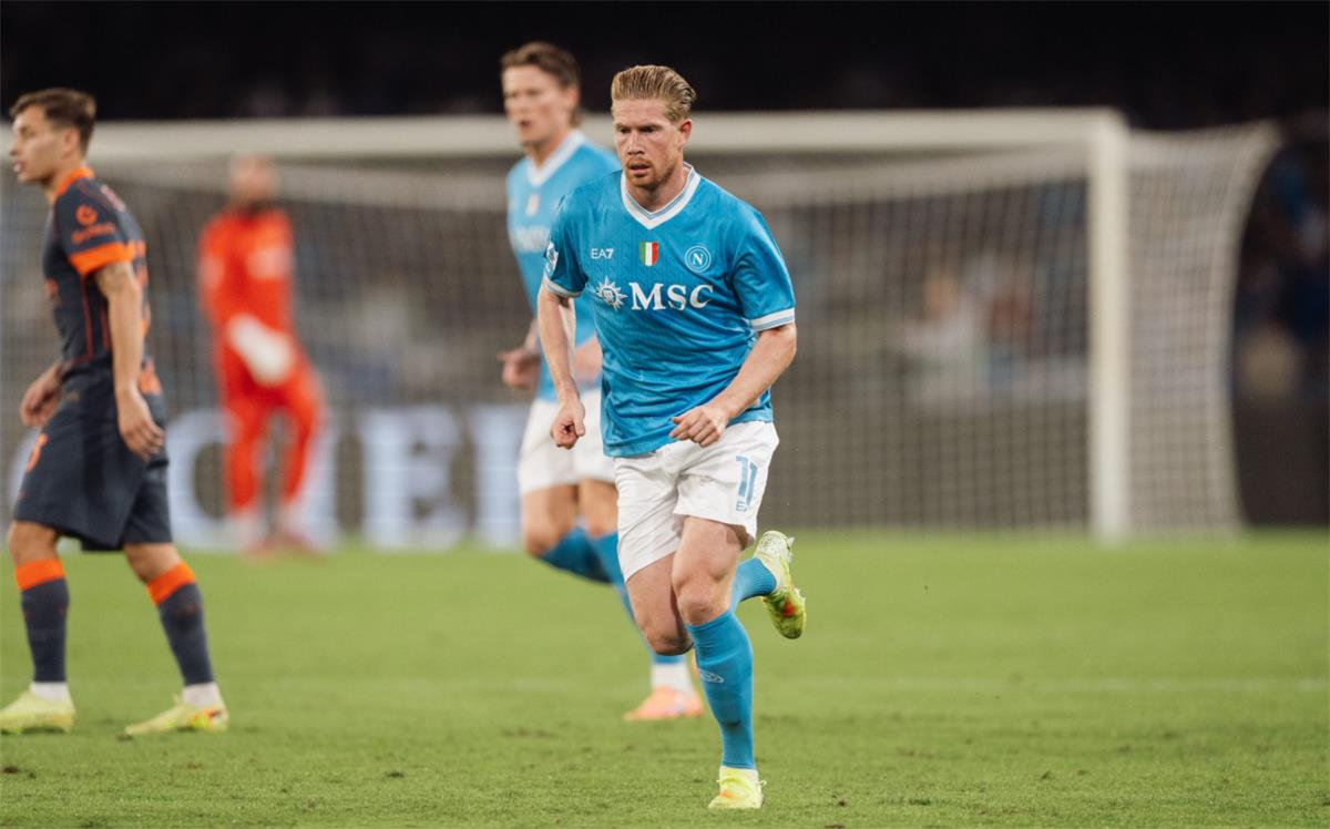 نابولي يعلن نبأ سيئًا بشأن دي بروين