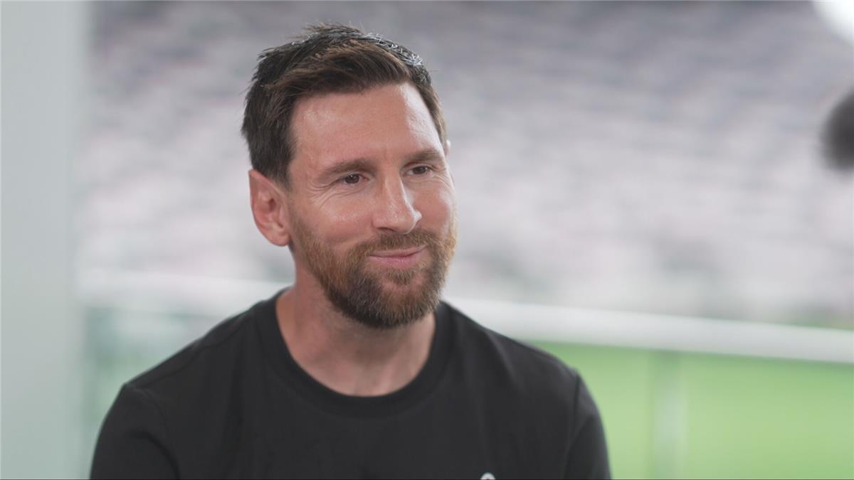 بعد ابتسامة خجولة.. ميسي يكشف اللاعب الأعظم في تاريخ كرة القدم 