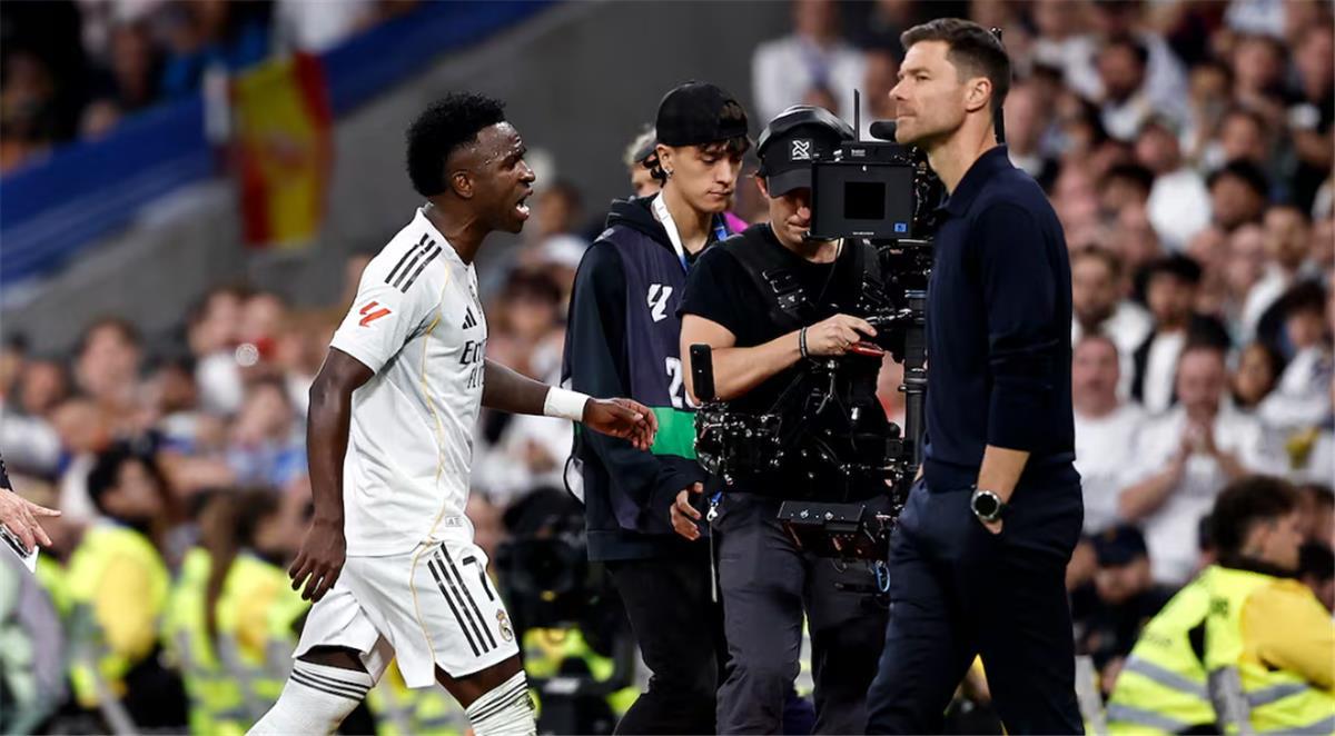 دوجاري: فينيسيوس لا يتوقف عن البكاء.. وبيريز سيبيعه