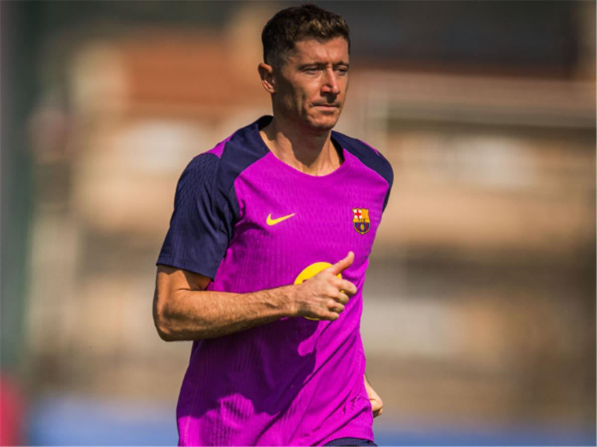 موقف ليفاندوفسكي من المشاركة في مباراة برشلونة وإلتشي