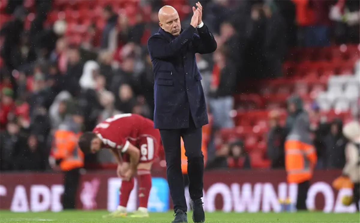 سلوت: ليفربول ليس كبيرًا كما يظن البعض.. ولا يوجد سبب لتبرير الهزائم الكثيرة