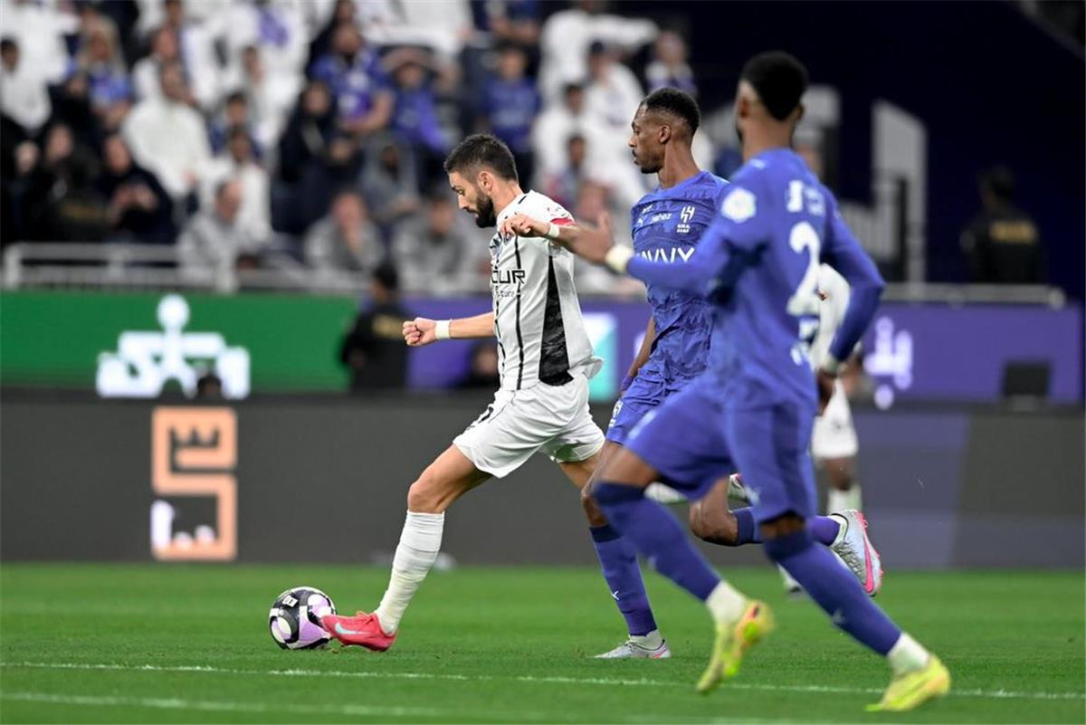 فيديو | الهلال يواصل مطاردة الصدارة بفوز صعب على الشباب في الدوري السعودي