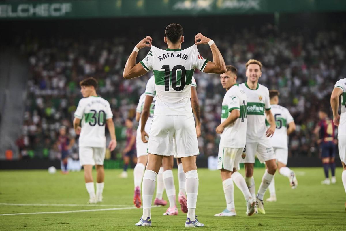 فيديو | رافا مير يسجل هدف إلتشي الأول أمام برشلونة