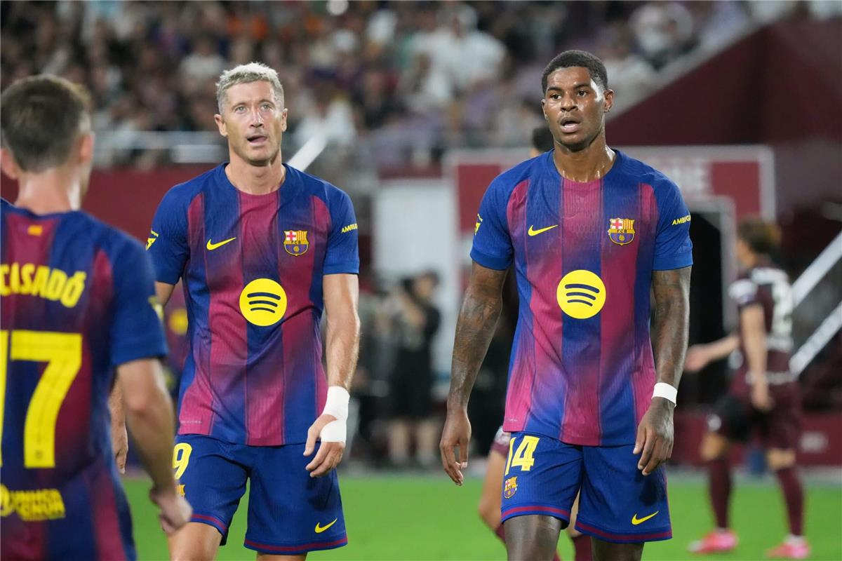 سبورت: مانشستر يونايتد يدرس التعاقد مع لاعب برشلونة السابق