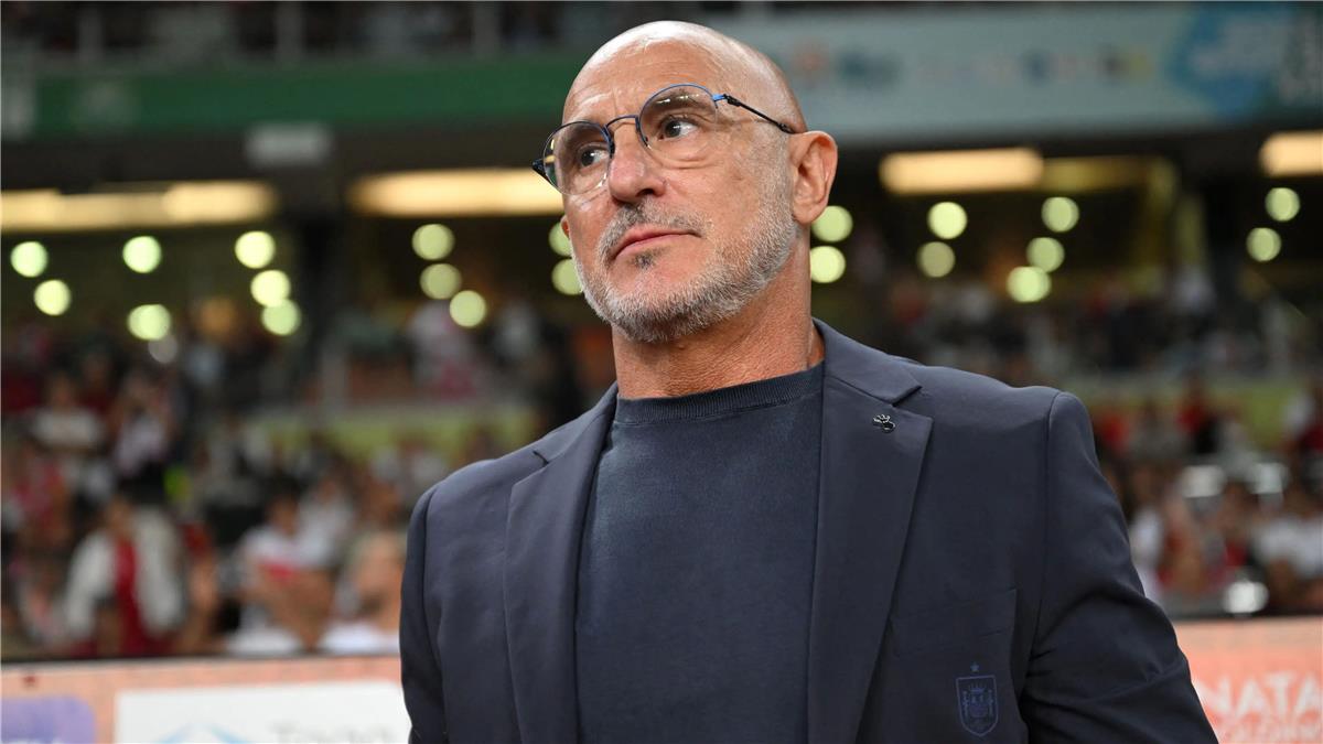 دي لا فوينتي يكسر صمته بعد شجار يامال وكارفاخال: سألتزم بالعناق بينهما