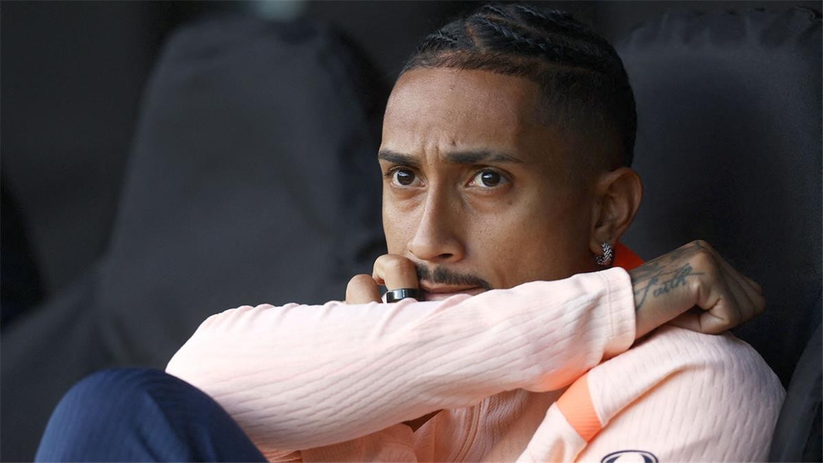 بـ 17 منشورًا.. رافينها يرد على غيابه عن التشكيل المثالي لعام 2025