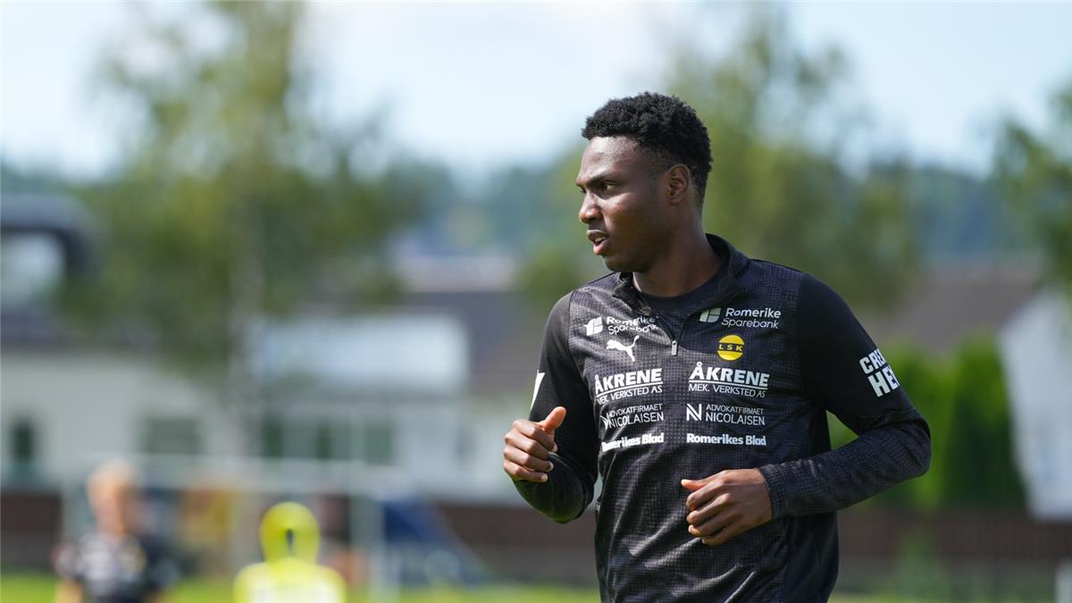 خاص | مهاجم إفريقي على رادار الأهلي.. وناديه: لا مانع من بيعه