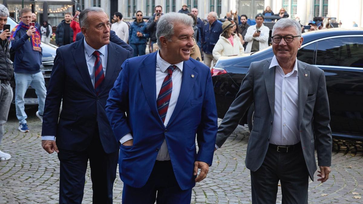 لابورتا يمازح مشجعًا بشأن هزيمة ريال مدريد أمام ليفربول