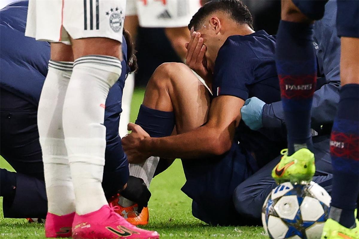 بعد إصابة حكيمي.. باريس سان جيرمان يرغب في التعاقد مع لاعب برشلونة