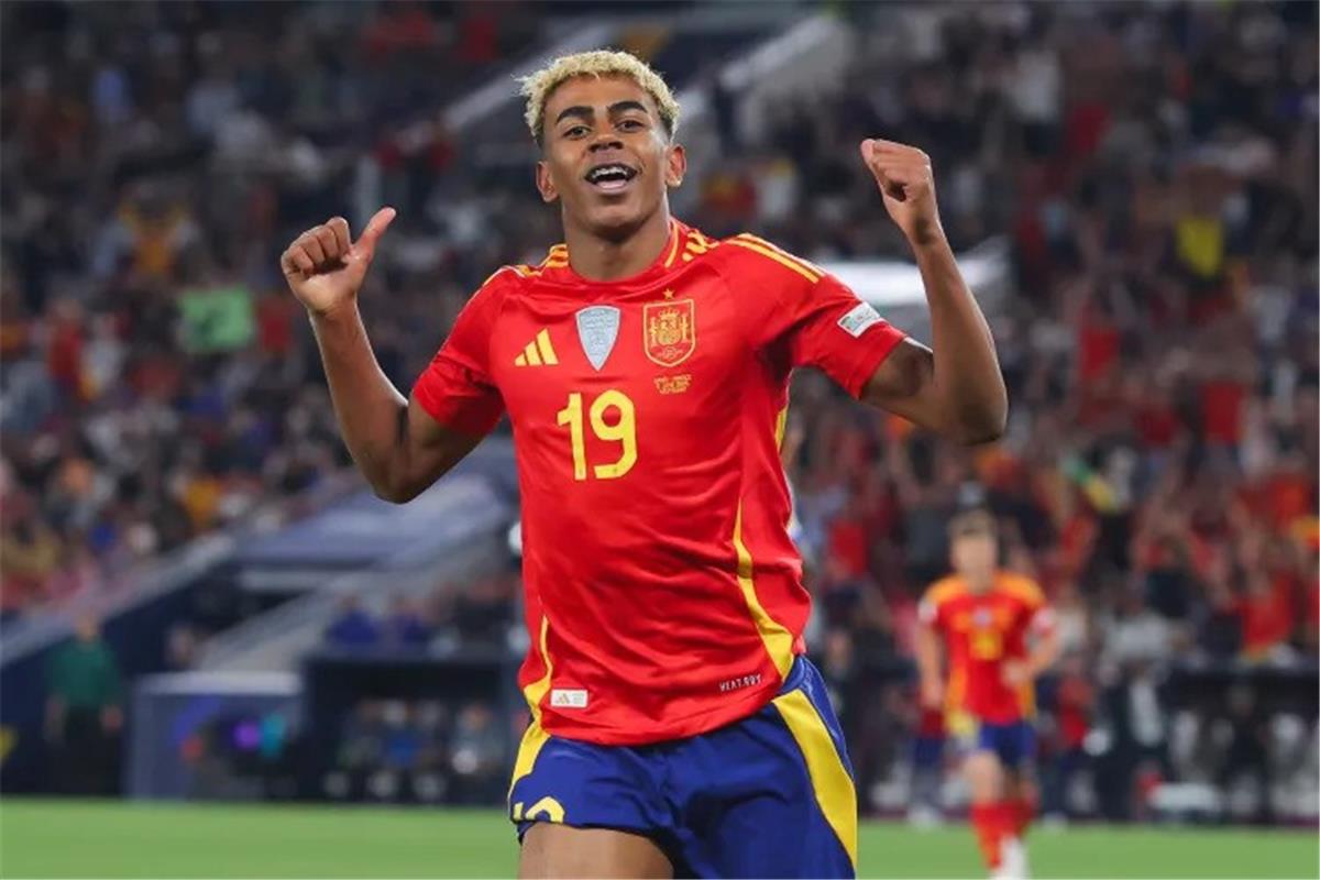 قائمة إسبانيا لمباراتي جورجيا وتركيا في تصفيات كأس العالم.. موقف لامين يامال