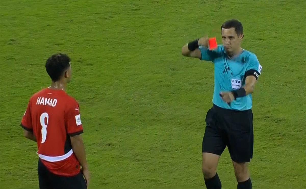 طرد محمد حمد لاعب منتخب مصر أمام فنزويلا
