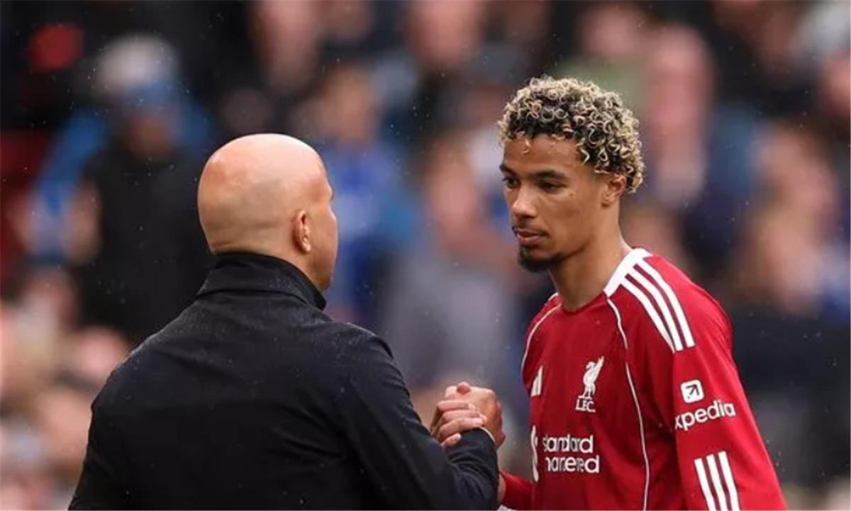 إيكتيكي: سلوت يراقبني دائمًا.. ولن أشكو من صرامته 