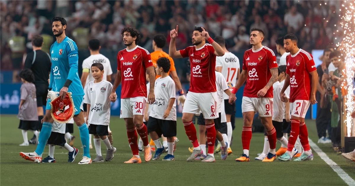 فيديو| لاعب الأهلي يغادر مباراة الزمالك مصابًا