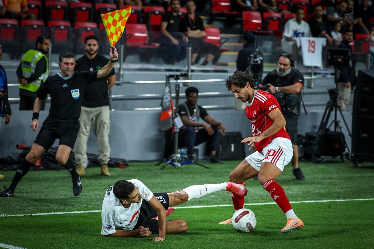 بعد جراديشار.. لاعب جديد من الأهلي يغادر مباراة الزمالك مصابًا