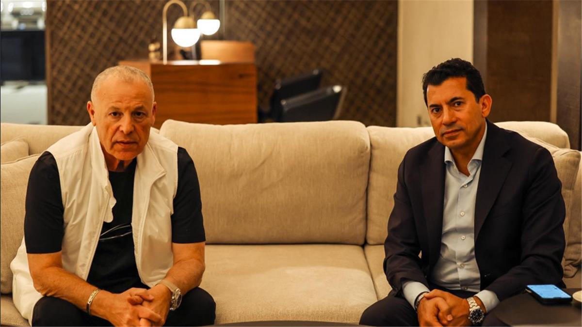 وزير الرياضة وهاني أبو ريدة يجتمعان بمنتخب مصر في معسكر الإمارات 