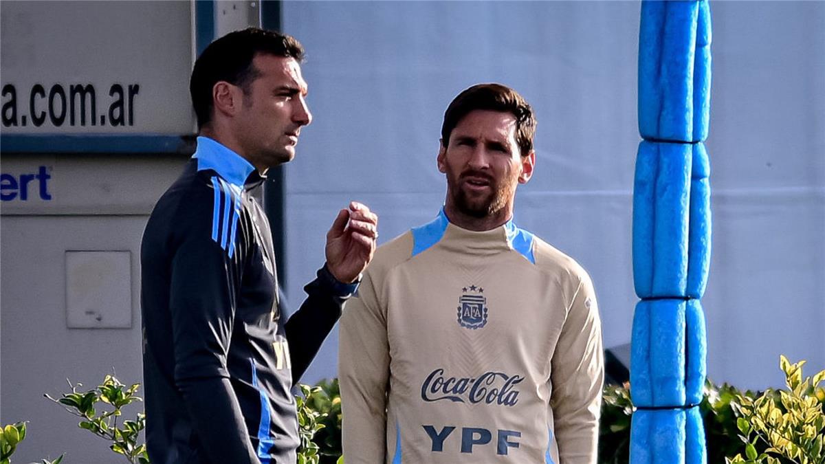 سكالوني يحسم موقف ميسي من المشاركة في مباراة الأرجنتين وأنجولا الودية