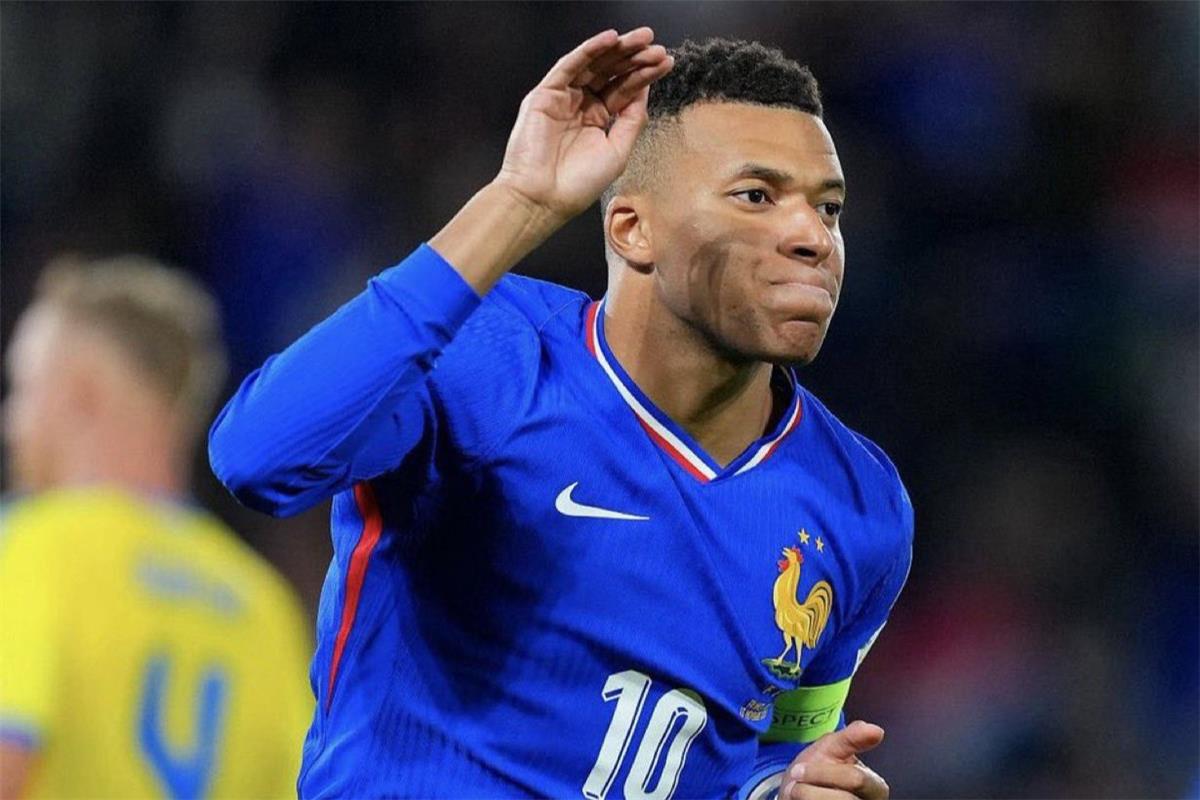 اللاعبون سئموا.. لاعب فرنسا السابق يهاجم استبعاد مبابي من مباراة أذربيجان في تصفيات كأس العالم