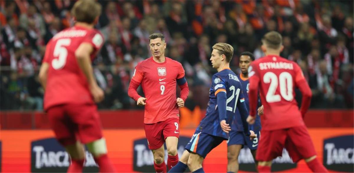 ليفاندوفسكي يشيد بأداء دي يونج خلال مباراة بولندا وهولندا.. والأخير يرد