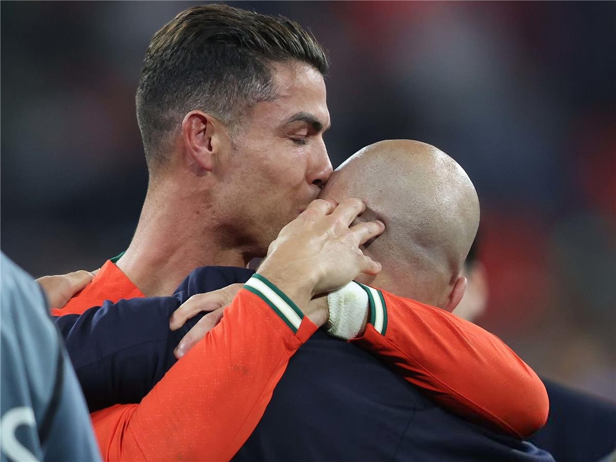 مدرب البرتغال يوضح سبب اعتداء رونالدو على لاعب أيرلندا.. ويؤكد: طرده ظلم كبير