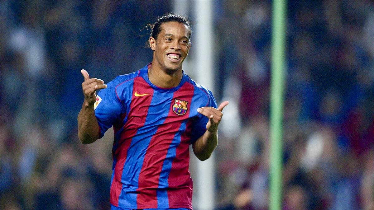 مدرب برشلونة السابق: رونالدينيو كسر عادة جماهير ريال مدريد في الكلاسيكو