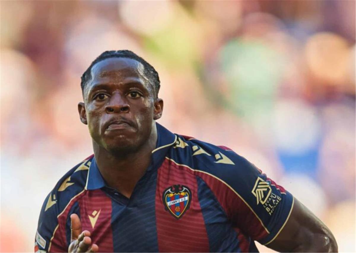 مدرب الكاميرون عن إيتا إيونج: لديه إمكانات يامال.. ويمكنه اللعب مع برشلونة