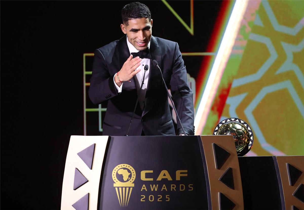 إنريكي يمازح حكيمي بعد فوزه بجائزة أفضل لاعب إفريقي 2025