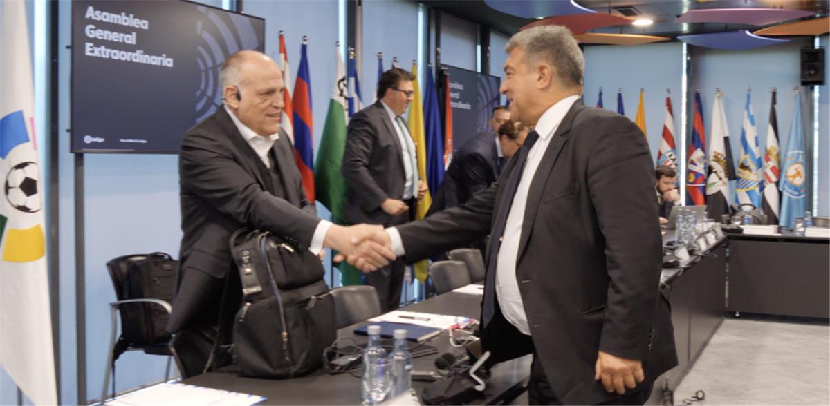 أول تعليق من لابورتا على قضية تيباس بشأن مخالفات برشلونة