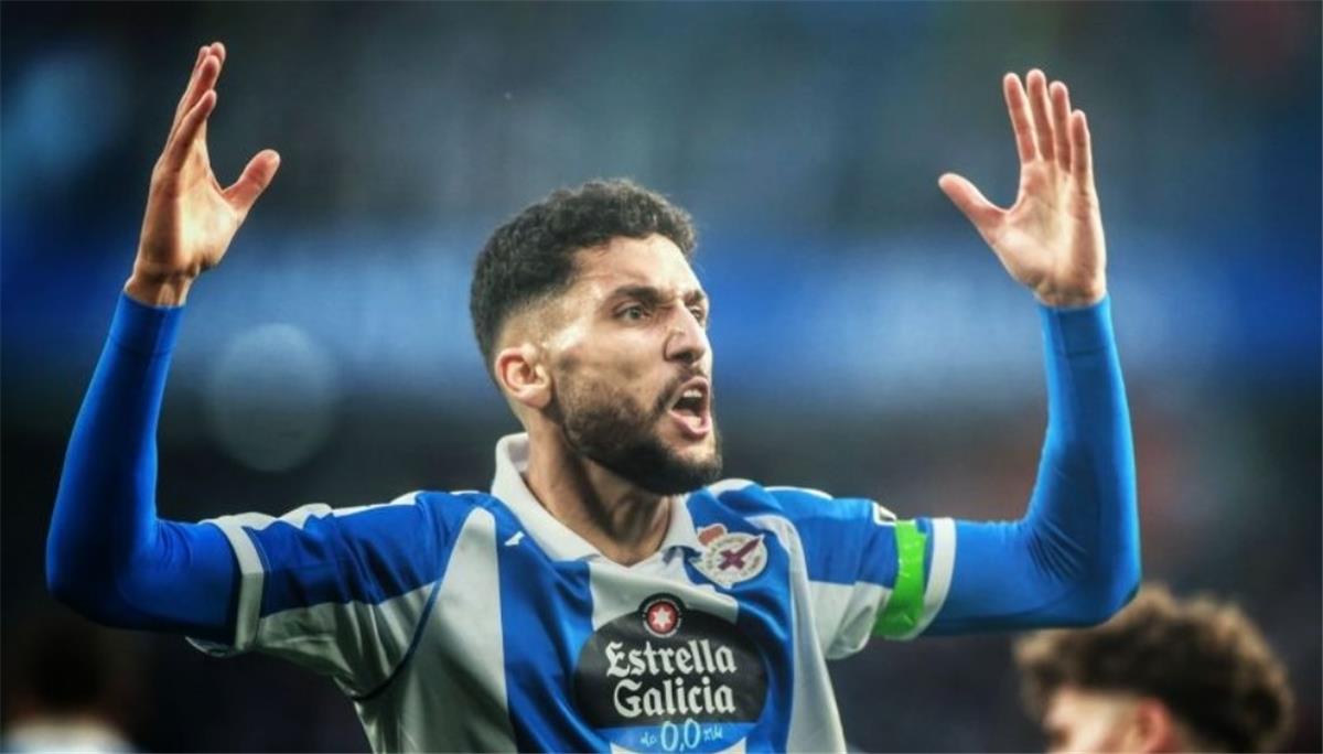 خاص | بعد اهتمام الأهلي.. ديبورتيفو لاكورونيا يفجر مفاجأة بشأن عقد زكريا الدهشوري 